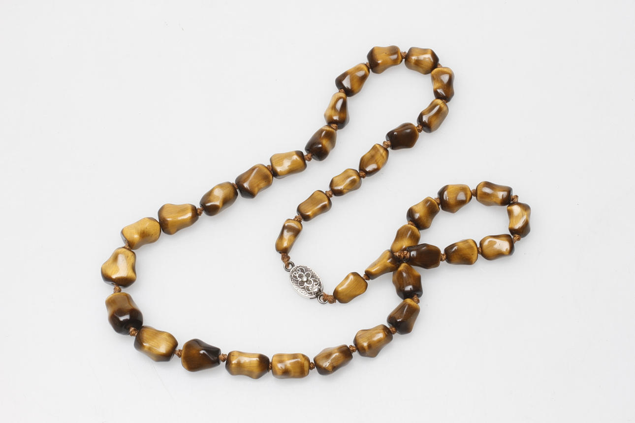 COLLIER, tigeröga med silverlås.