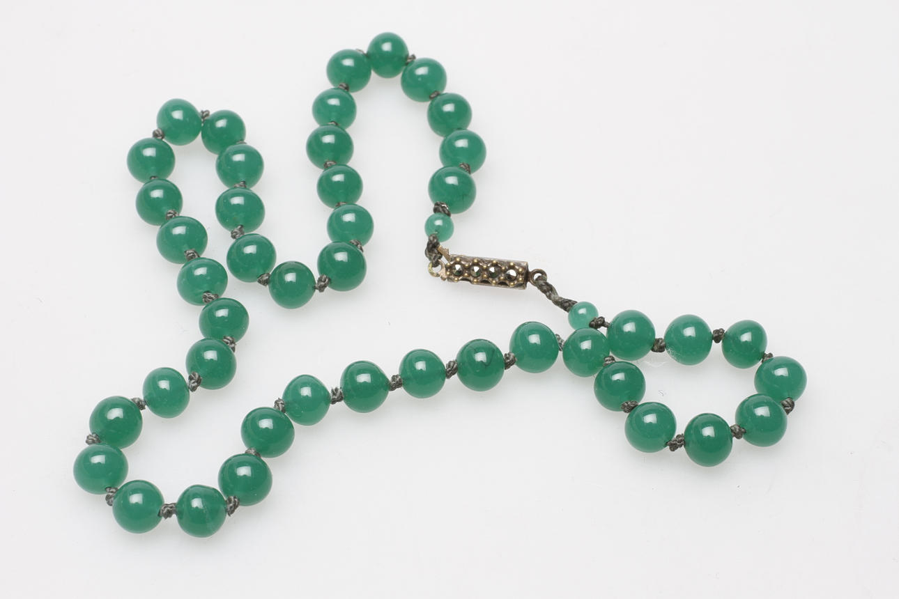 HALSKETTE, grüner Stein.