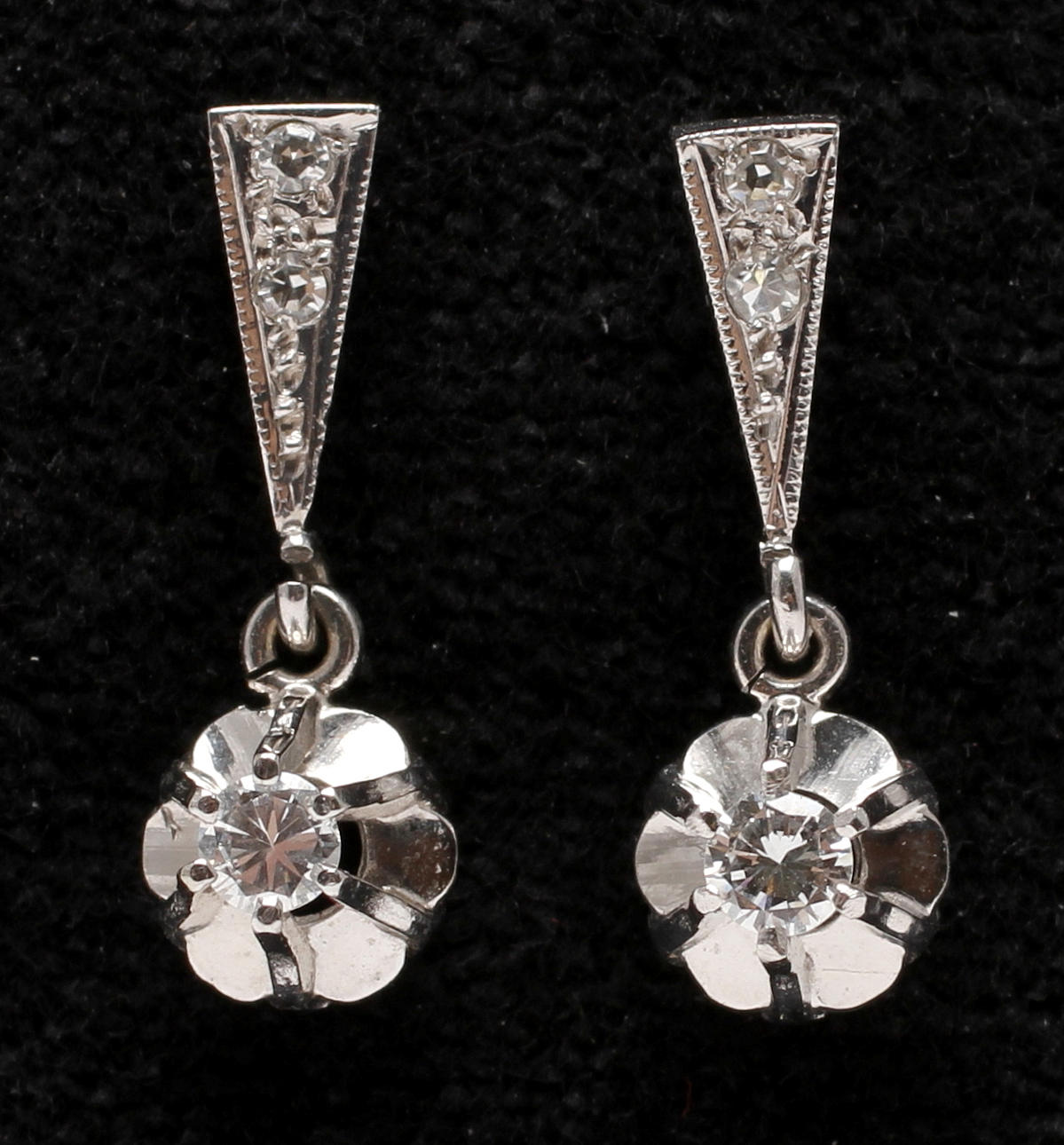 ÖRHÄNGEN 1par, 18k vitguld med briljanter. Tot vikt 2,3g.