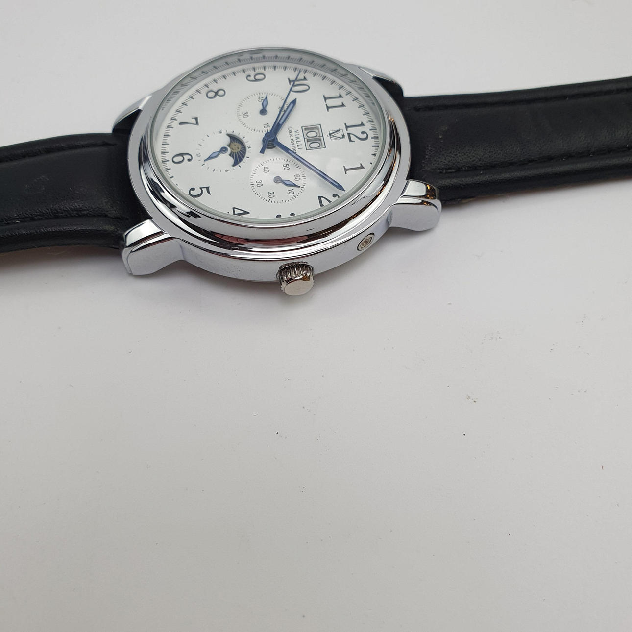 --MEN'S WRISTWATCH 