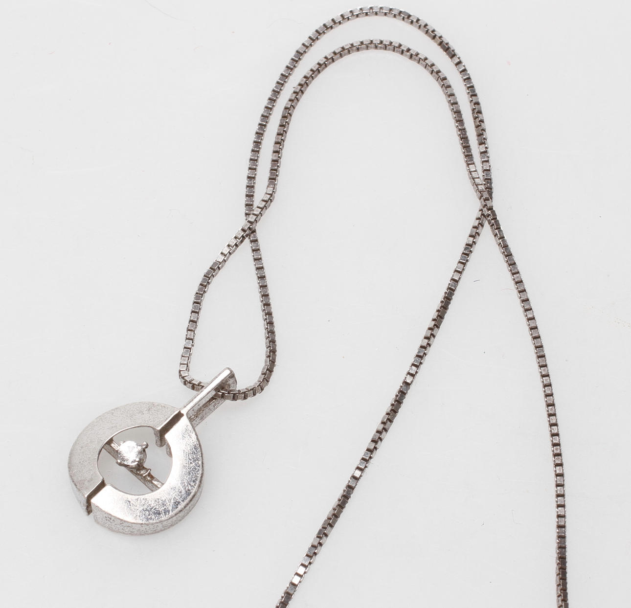 HALSSMYCKE, silver med sten.