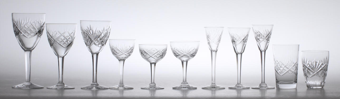 GLASSERVISDELAR, ca 64 delar, modell Helga. 1900-tal.