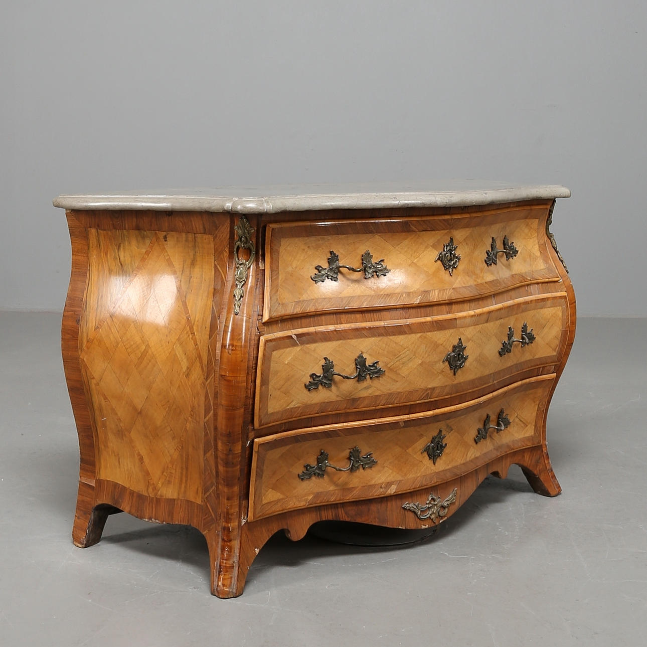 ROKOKO BORD med stenplade, 1700-tallet.