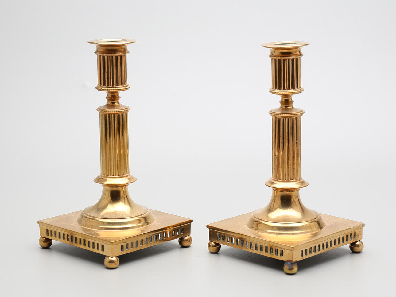 LJUSSTAKAR, ett par, mässing. Skultuna bruk, no 108.