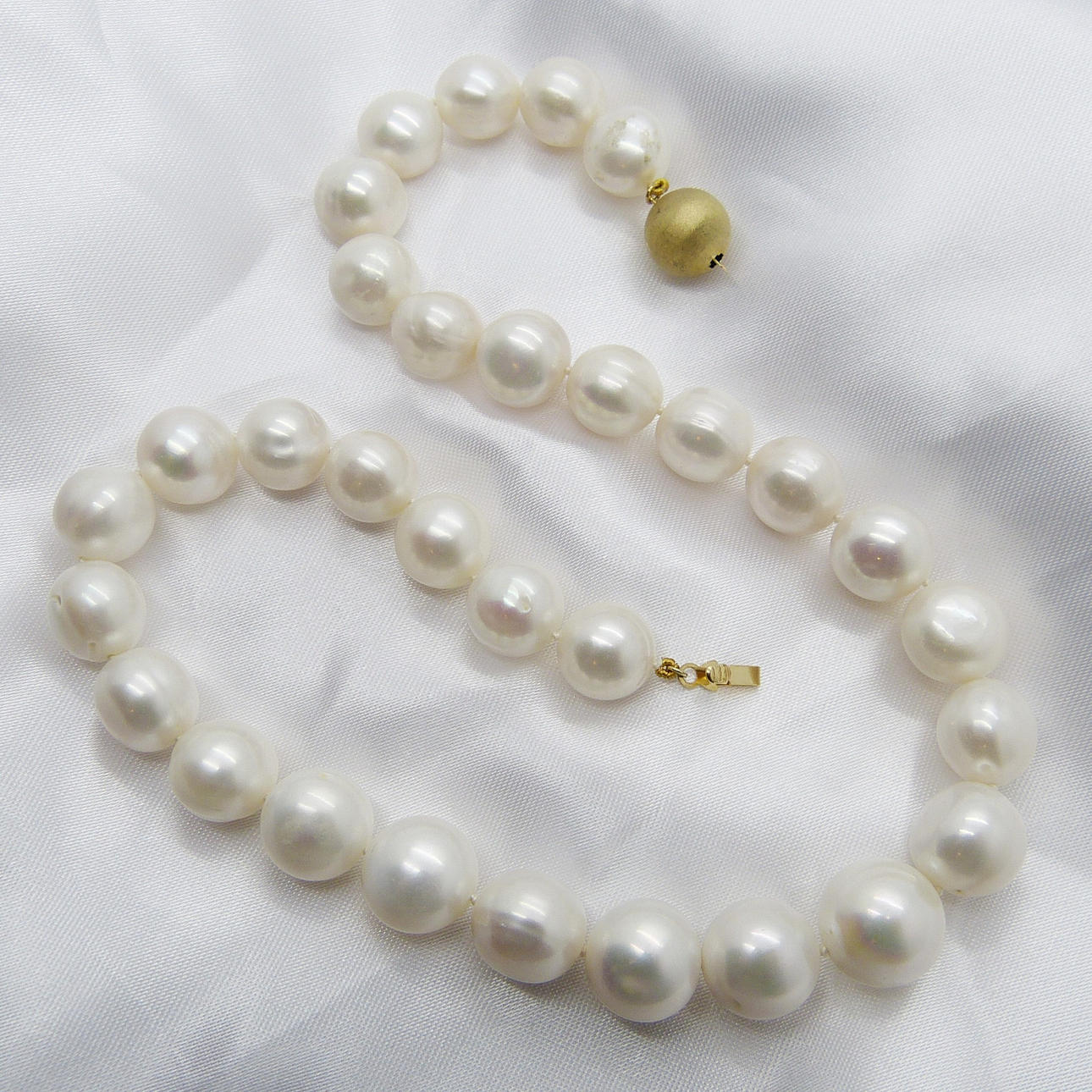 PEARL & GOLD NECKLACE.