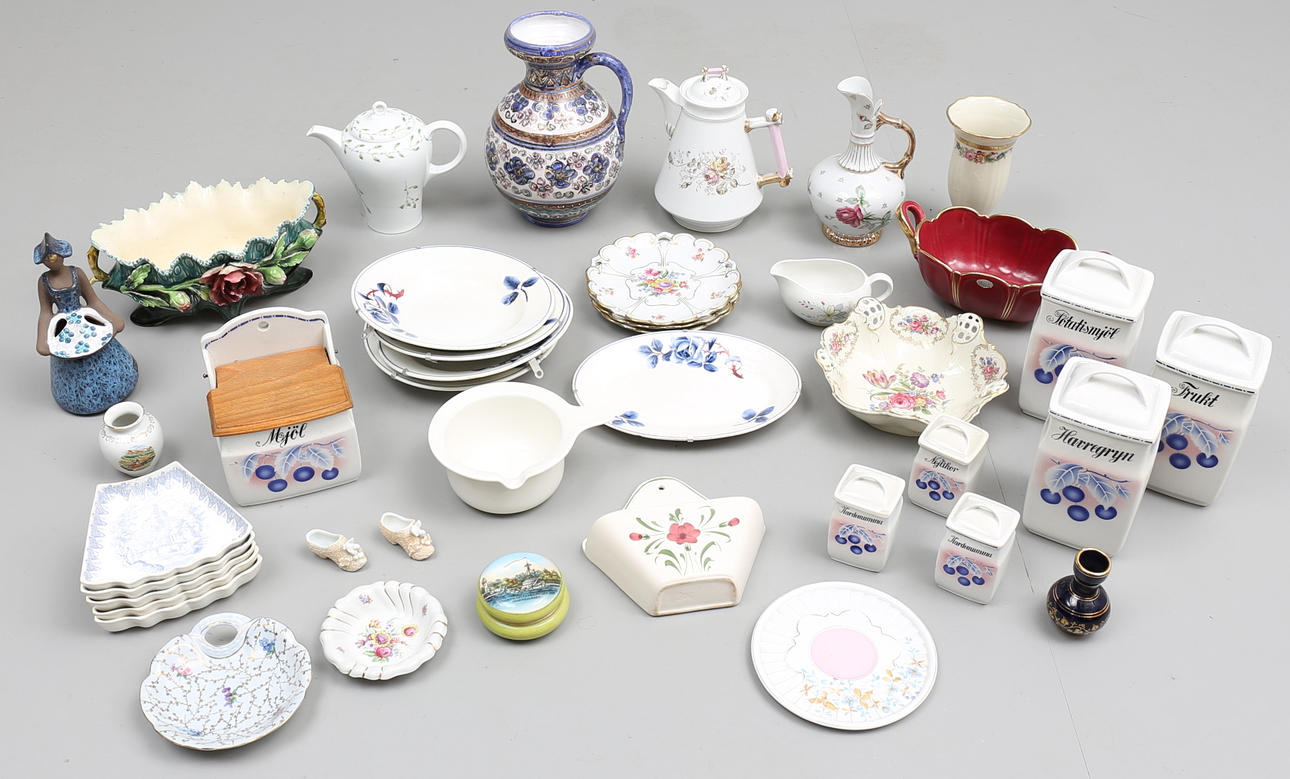 PARTI PORSLIN, KERAMIK, ca 38 delar.