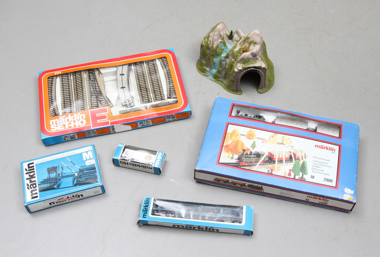 MODELLTÅG MÄRKLIN sats 2900 och E 5109, 2 vagnar med mera . Originalkartonger.