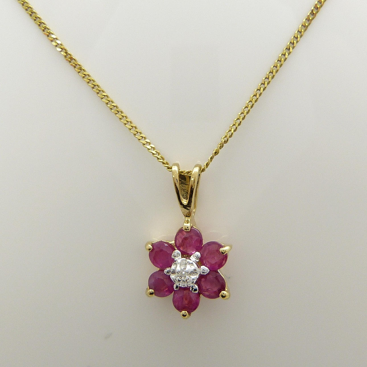 RUBY & DIAMANT BLOMMA HALSBAND.