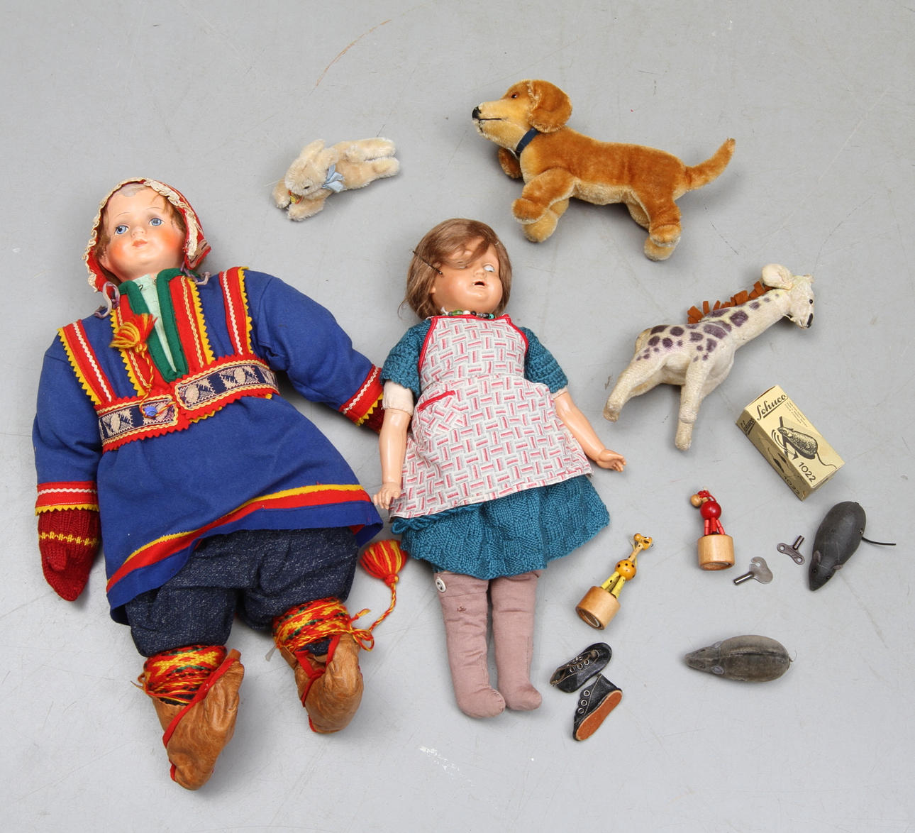 SCHUCO MUS 2 stycken, MJUKISDJUR bland annat STEIFF, samedocka och blunddocka.