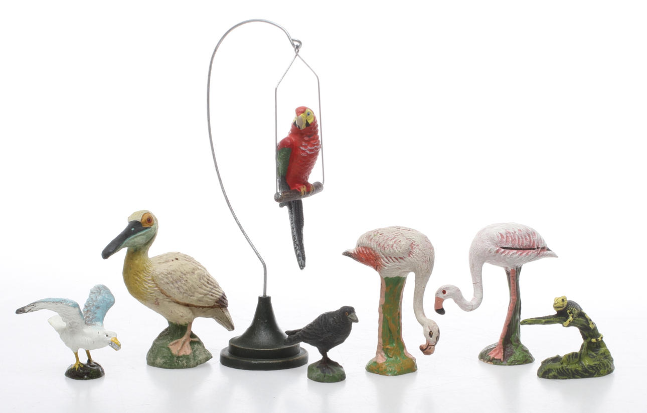 ELASTOLIN, LINEOL med flera. DJUR 7 stycken. Papegoja, flamingo, korp, fiskmås, kameleont och pelikan.