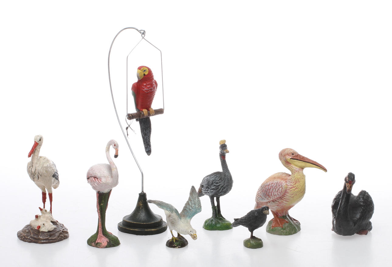 ELASTOLIN, LINEOL med flera. DJUR 7 stycken. Papegoja, flamingo, korp, fiskmås, stork, krontrana, svan och pelikan.