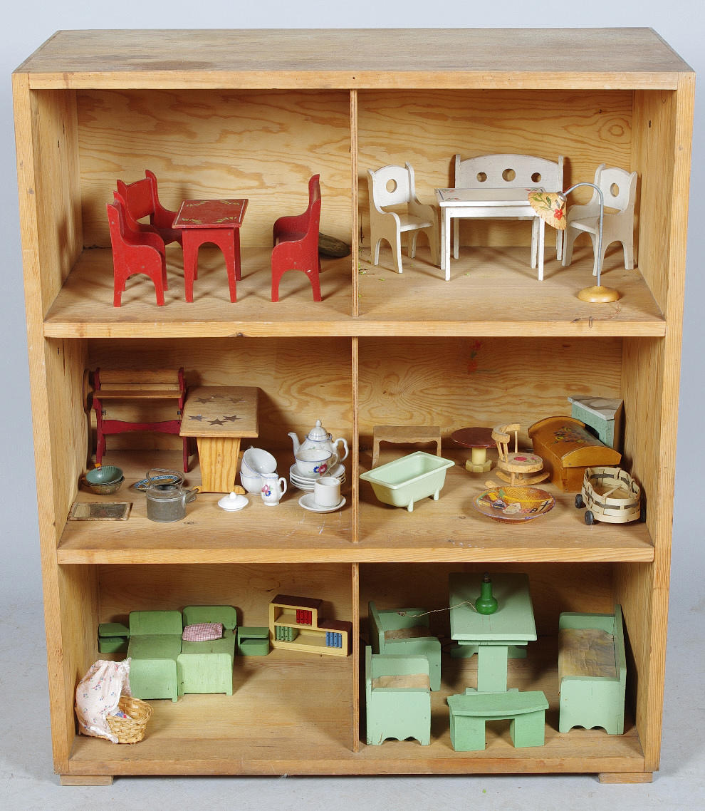 DOCKSKÅP MED MÖBLER.