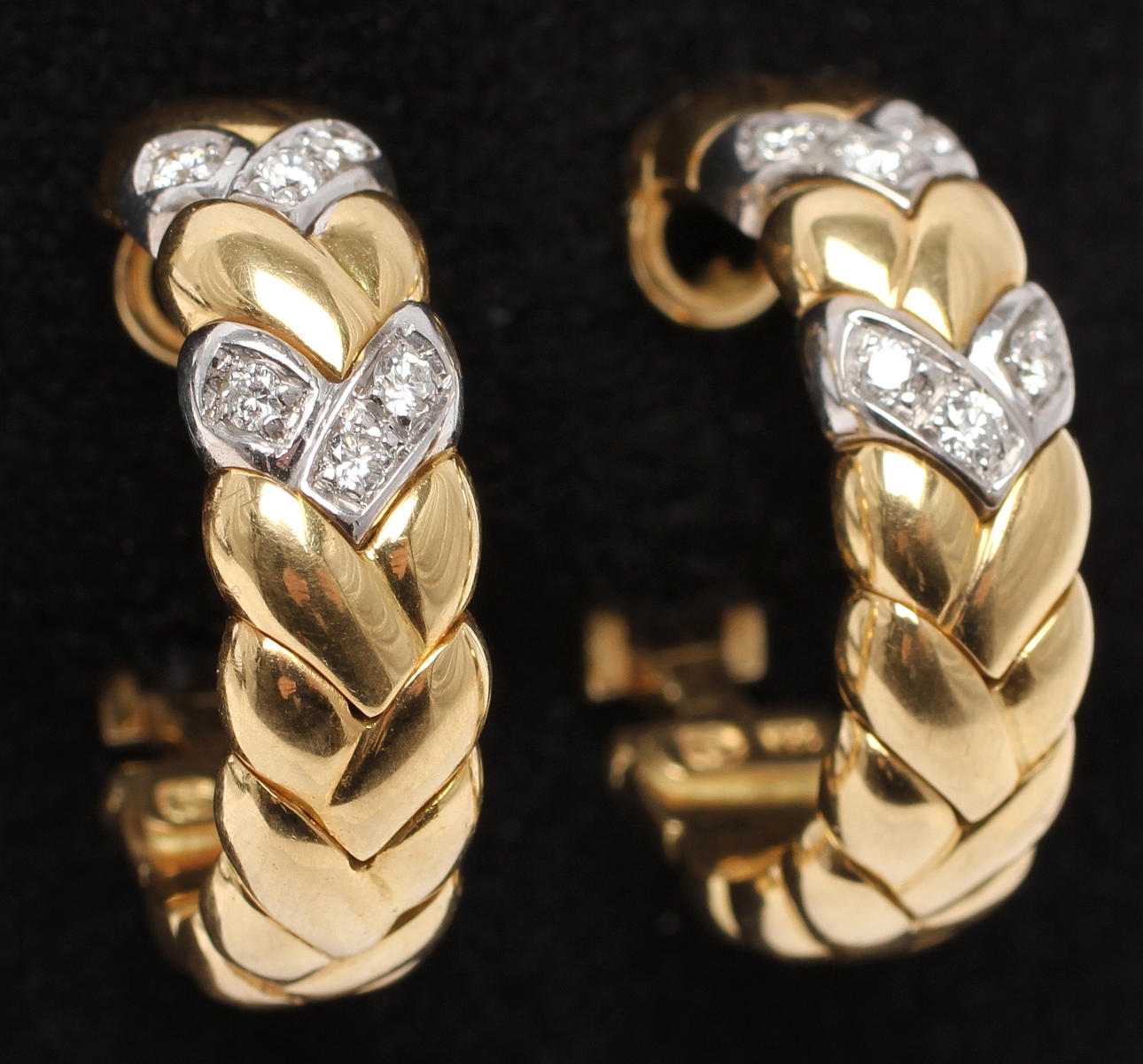 ÖRHÄNGEN 1 par, 18k guld med vitguldsinfattade briljanter, Engelbert, Stockholm. Tot vikt 20,5 g.