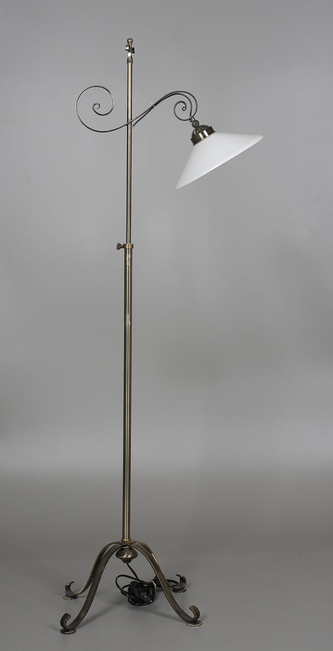 GOLVLAMPA i järn med vit glasskärm.