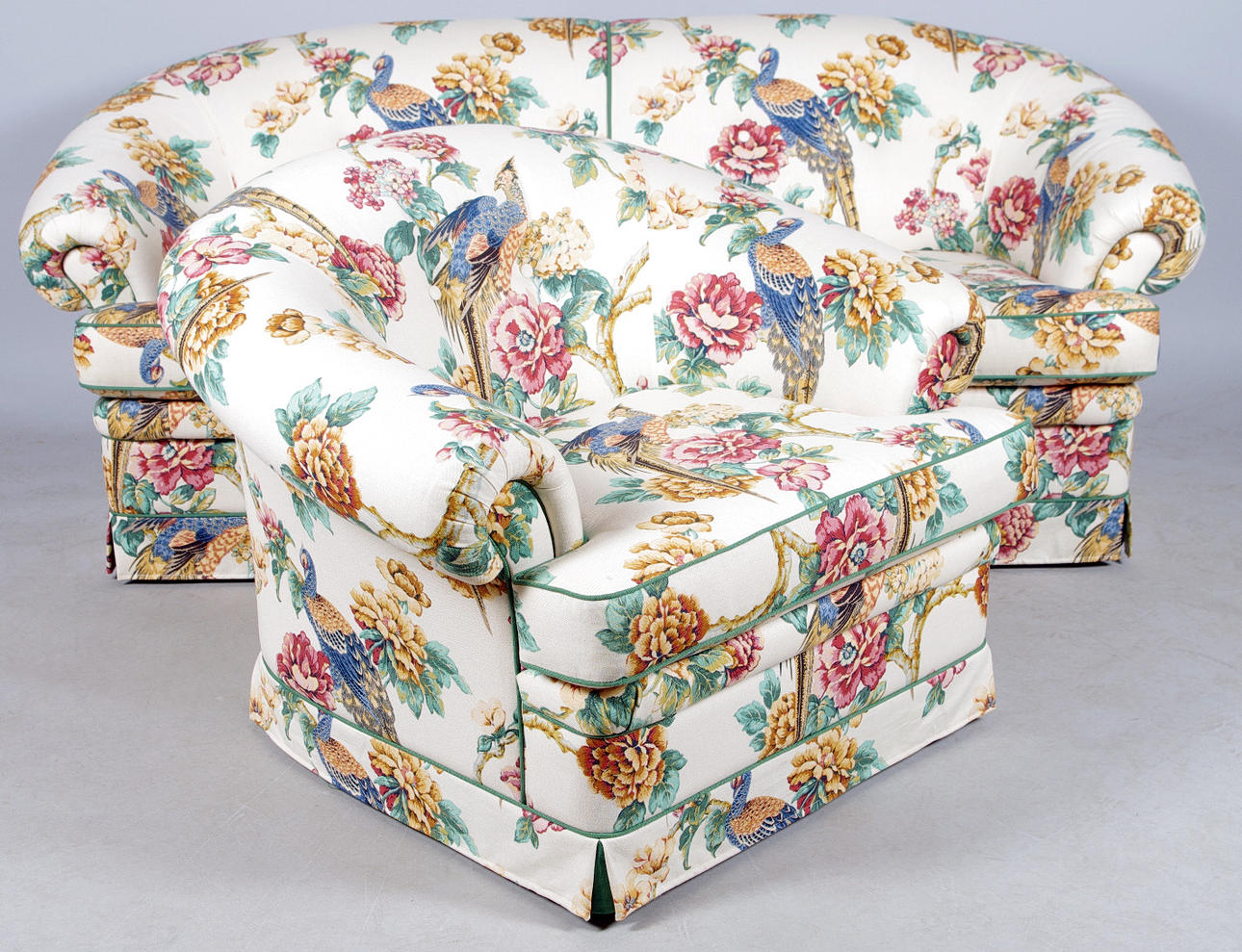 SOFFA SAMT FÅTÖLJ, ljus klädsel med motiv av fåglar och växter.