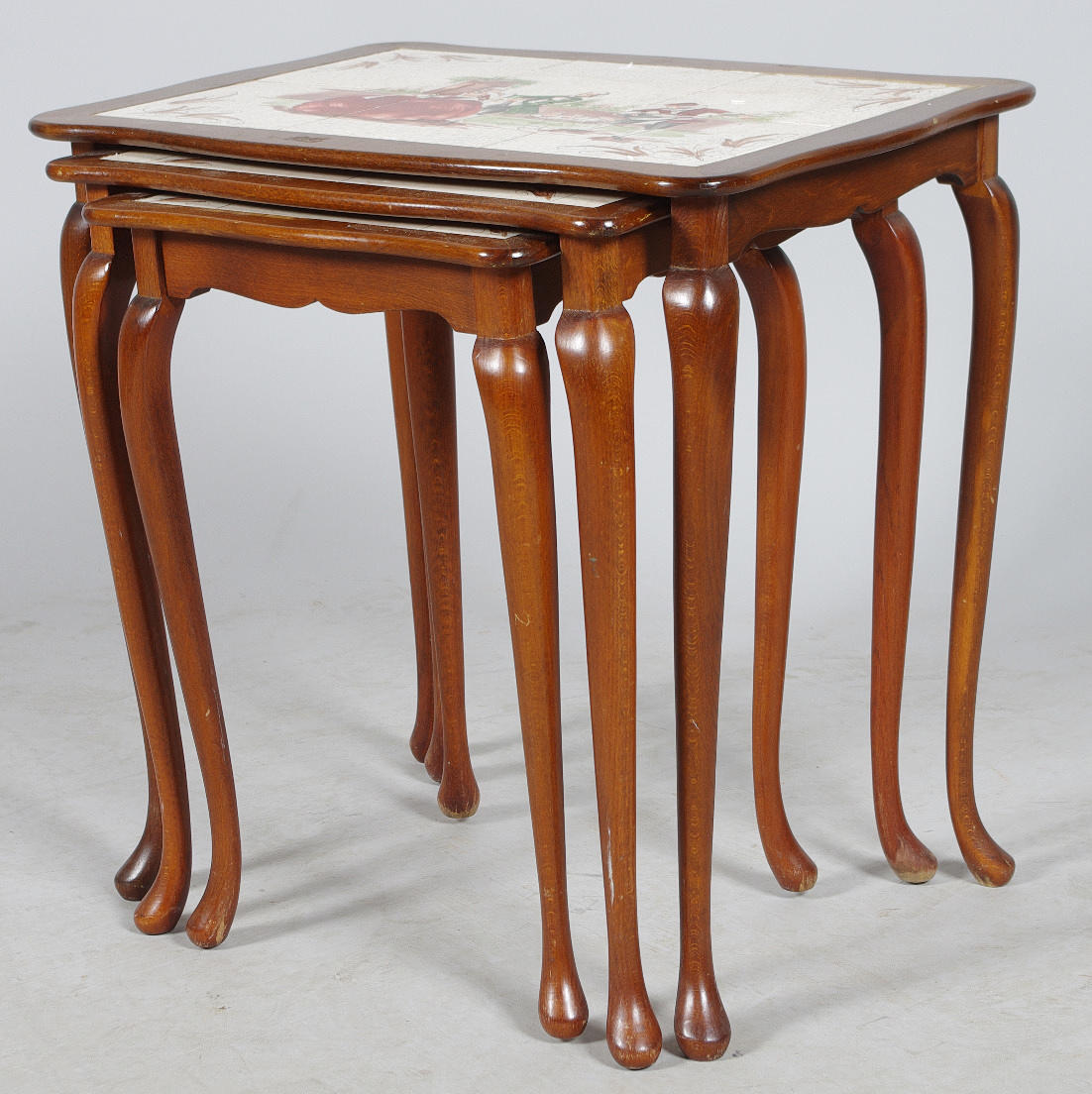 SATSBORD, mahogny med kakelskivor, rokokostil.