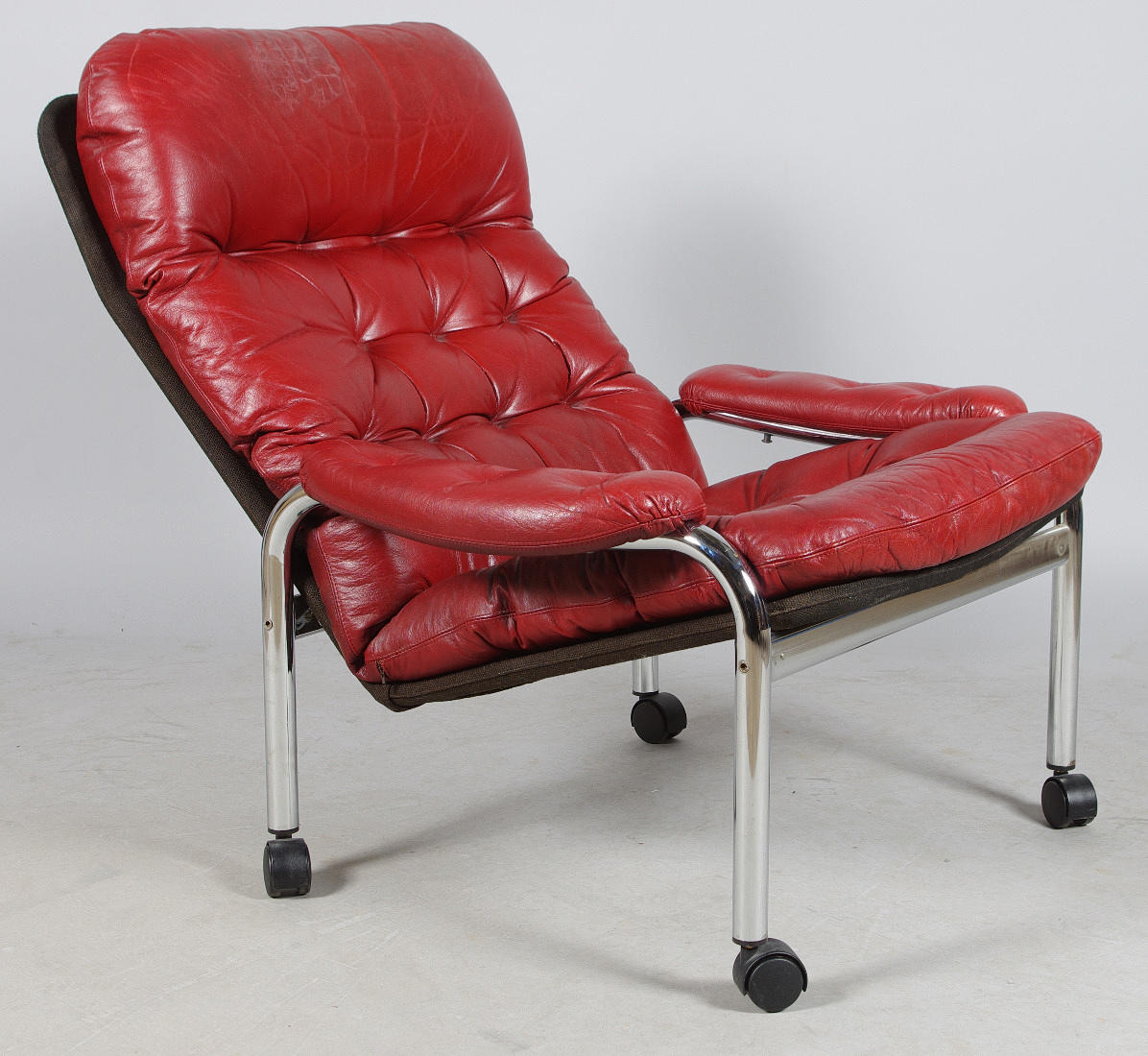 FÅTÖLJ, skinnklädd med kromunderrede.