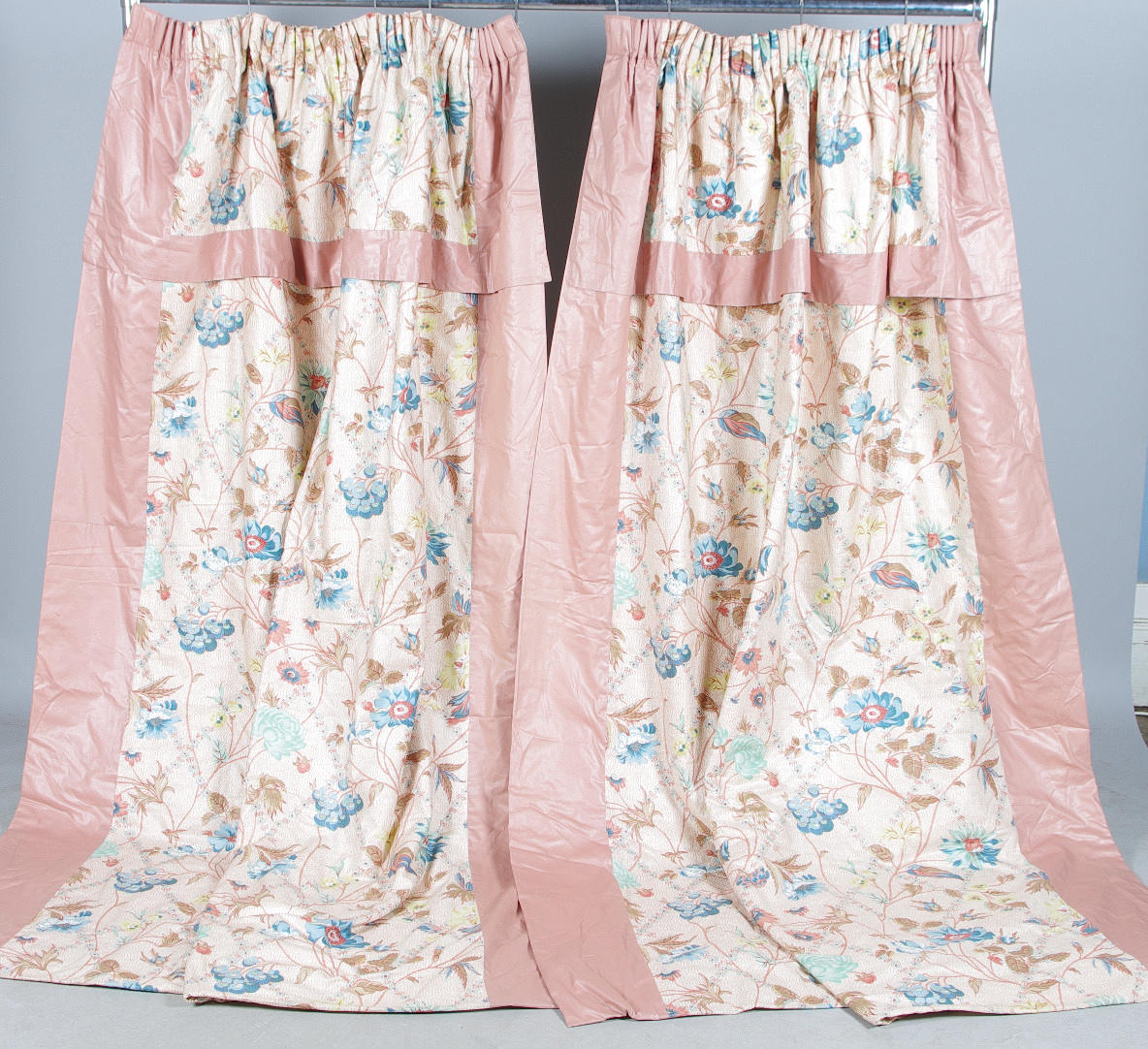 GARDINUPPSÄTTNING, England, rosablommig chintz.