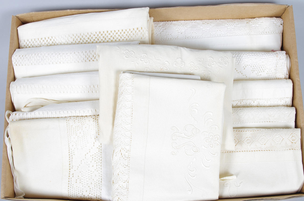 LAKAN SAMT ÖRNGOTT med spets och brodyr.