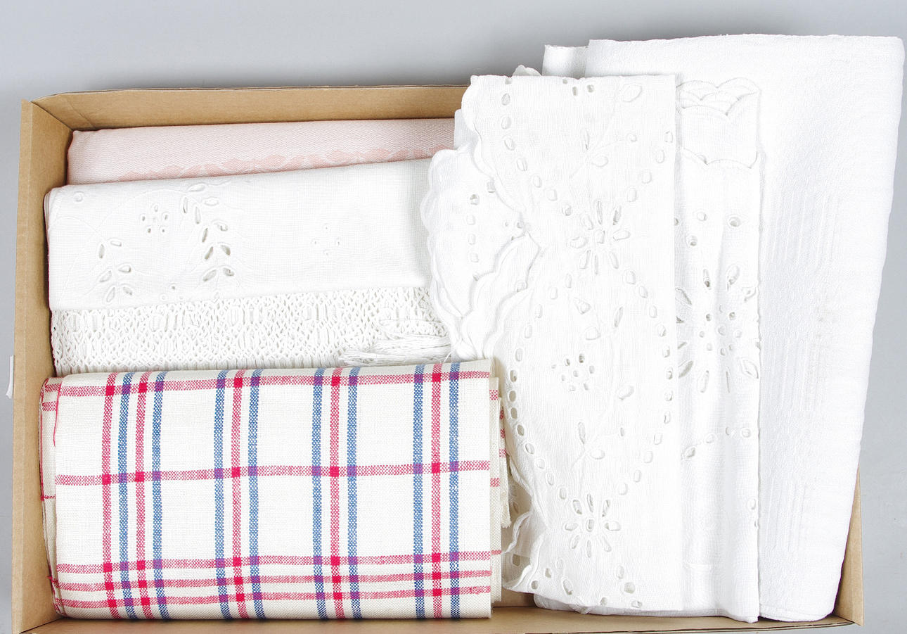 DUKAR MED SPETS, LINNERÄCKA MM.