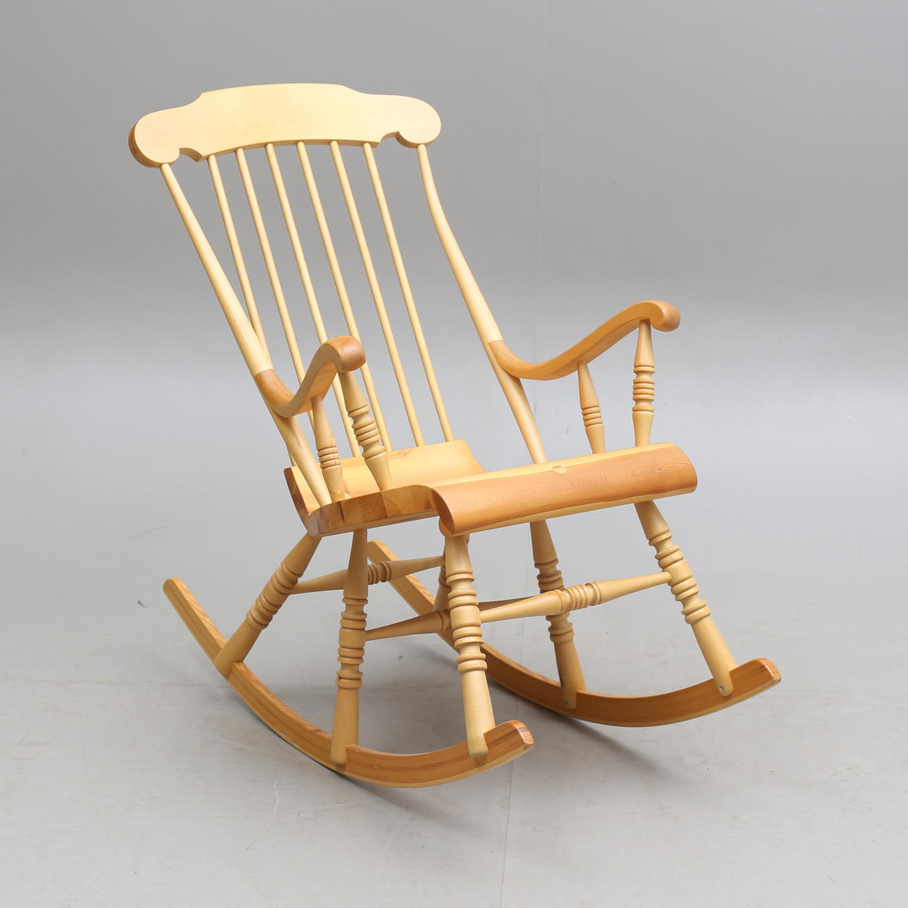 GUNGSTOL, trä, 1900-tal.