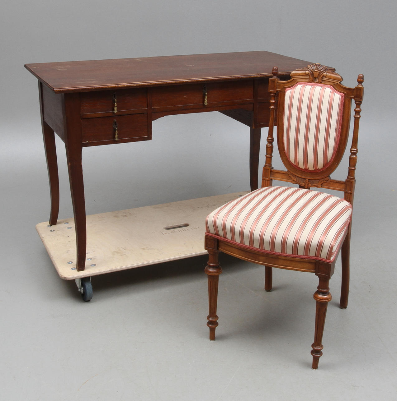 SKRIVBORD samt STOL, 1800/1900-tal.