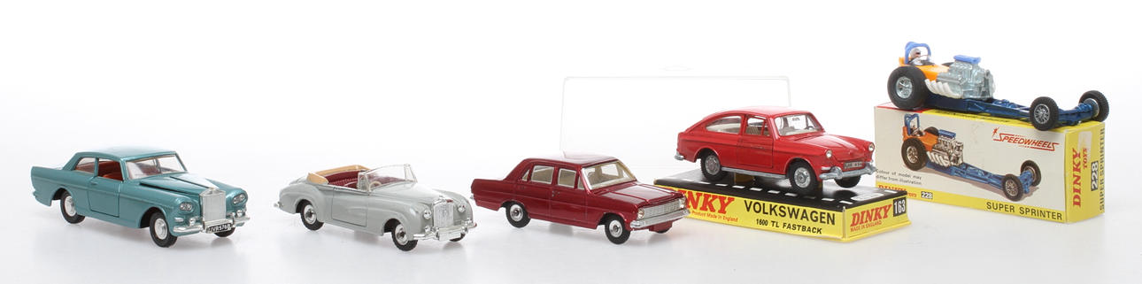 MODELLBILAR DINKY TOYS 5 delar. Rolls, Bentley, Vauxhall, VW och Sprinter. Delvis originalkartong.
