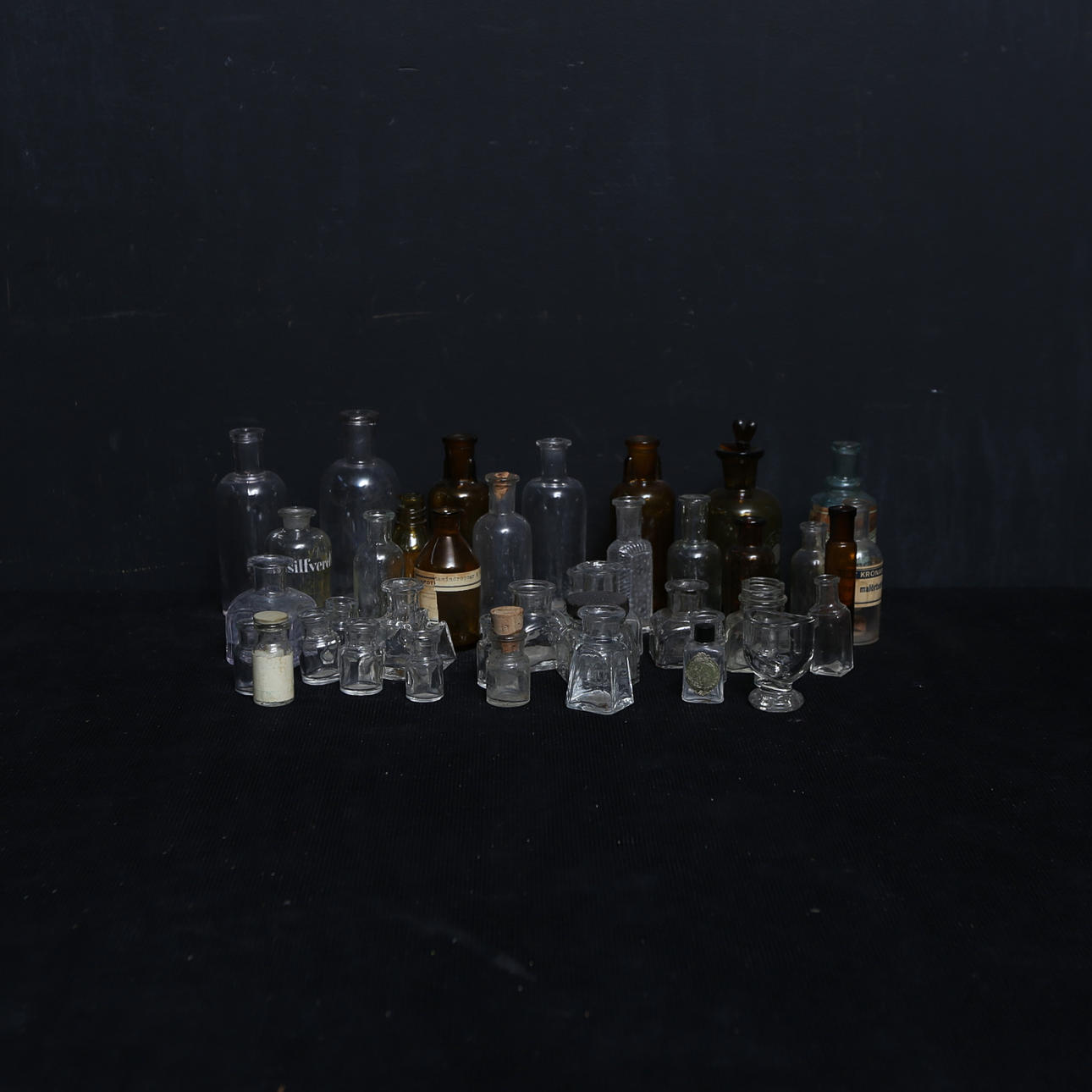 FLASKOR OCH BURKAR i glas.