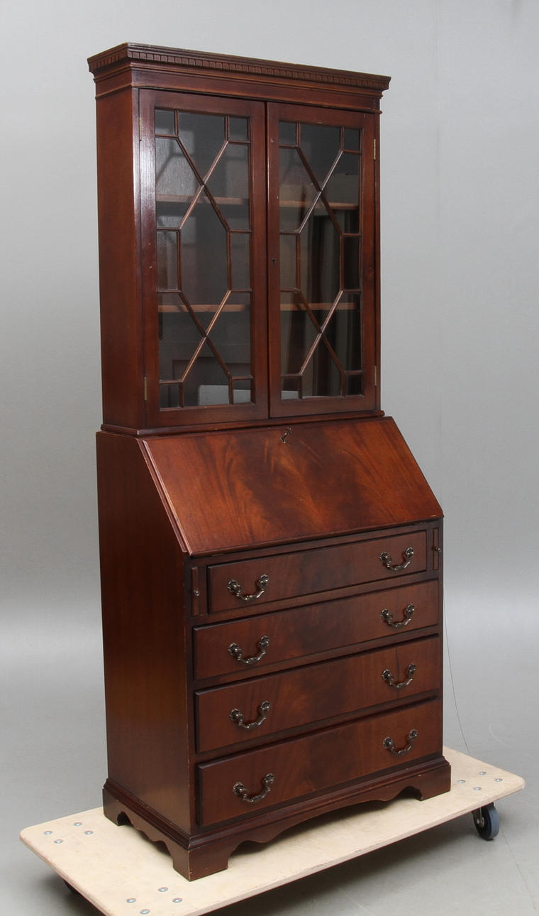 SNEDKLAFFSEKRETÄR MED VITRINSKÅP, Engelsk modell, 1900-tal.