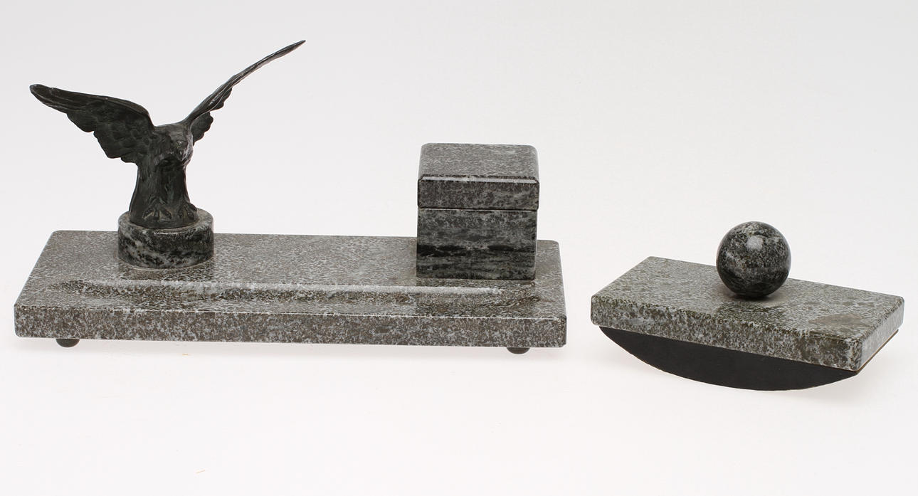 SKRIVBORDSUPPSATS, 2 delar, med dekor av Örn, 1900-talets första hälft.