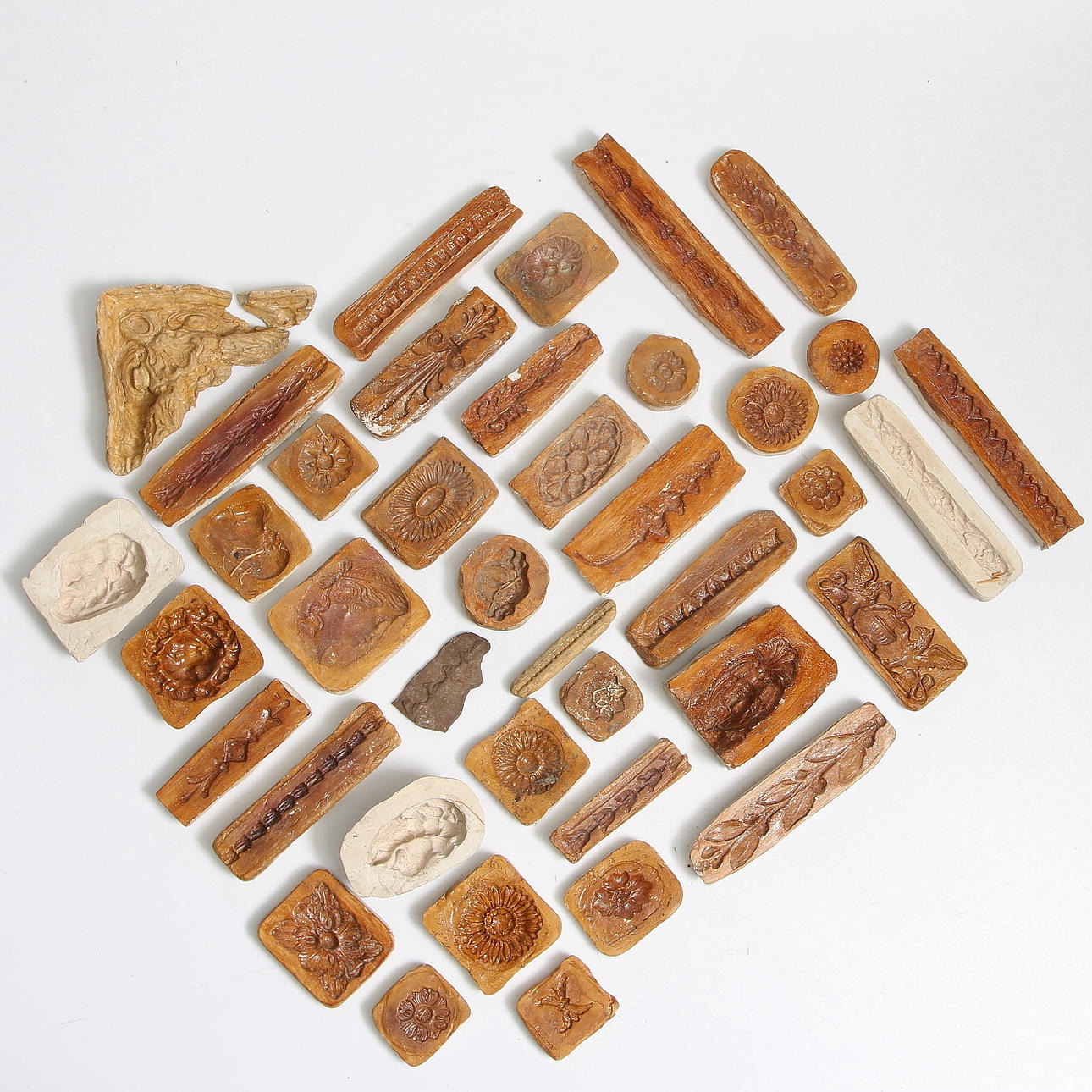 TRÄLÅDA och GJUTFORMAR, 39 delar, gips, för möbelbeslag.