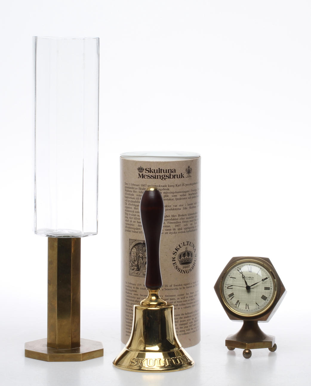 PARTI MÄSSING, 3 delar, ljusstake, bordsur, Metallslöjden Gusum samt skolklocka, Skultuna, 1900/2000-tal.