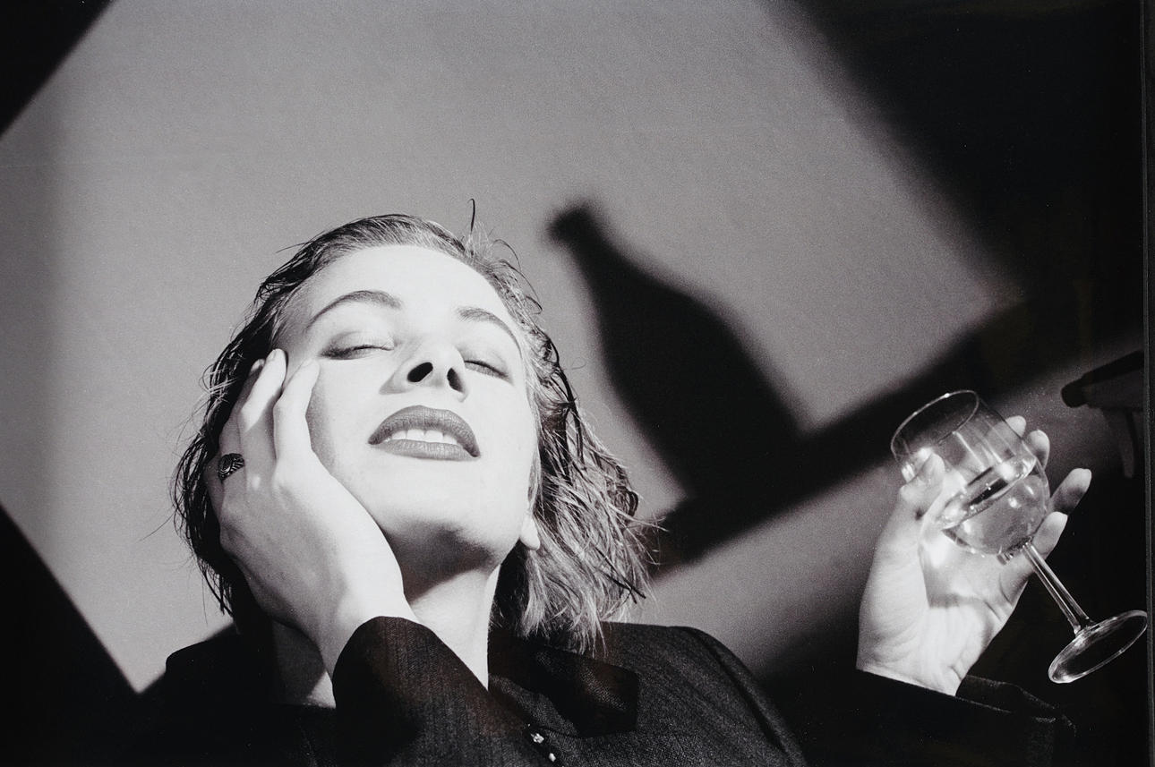 WOLFGANG EICHLER. "Woman drinking wine", signerad och numrerad 99/100, 30 x 45 cm.