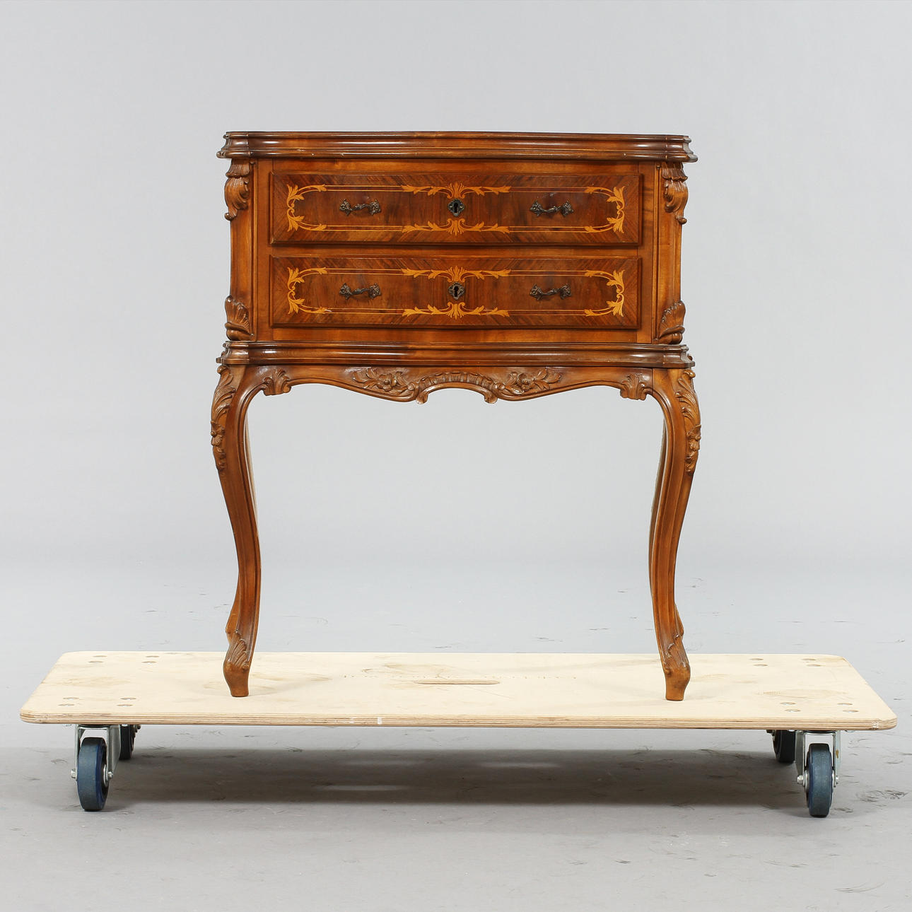 BYRÅ, rokokostil, 1900-tal.