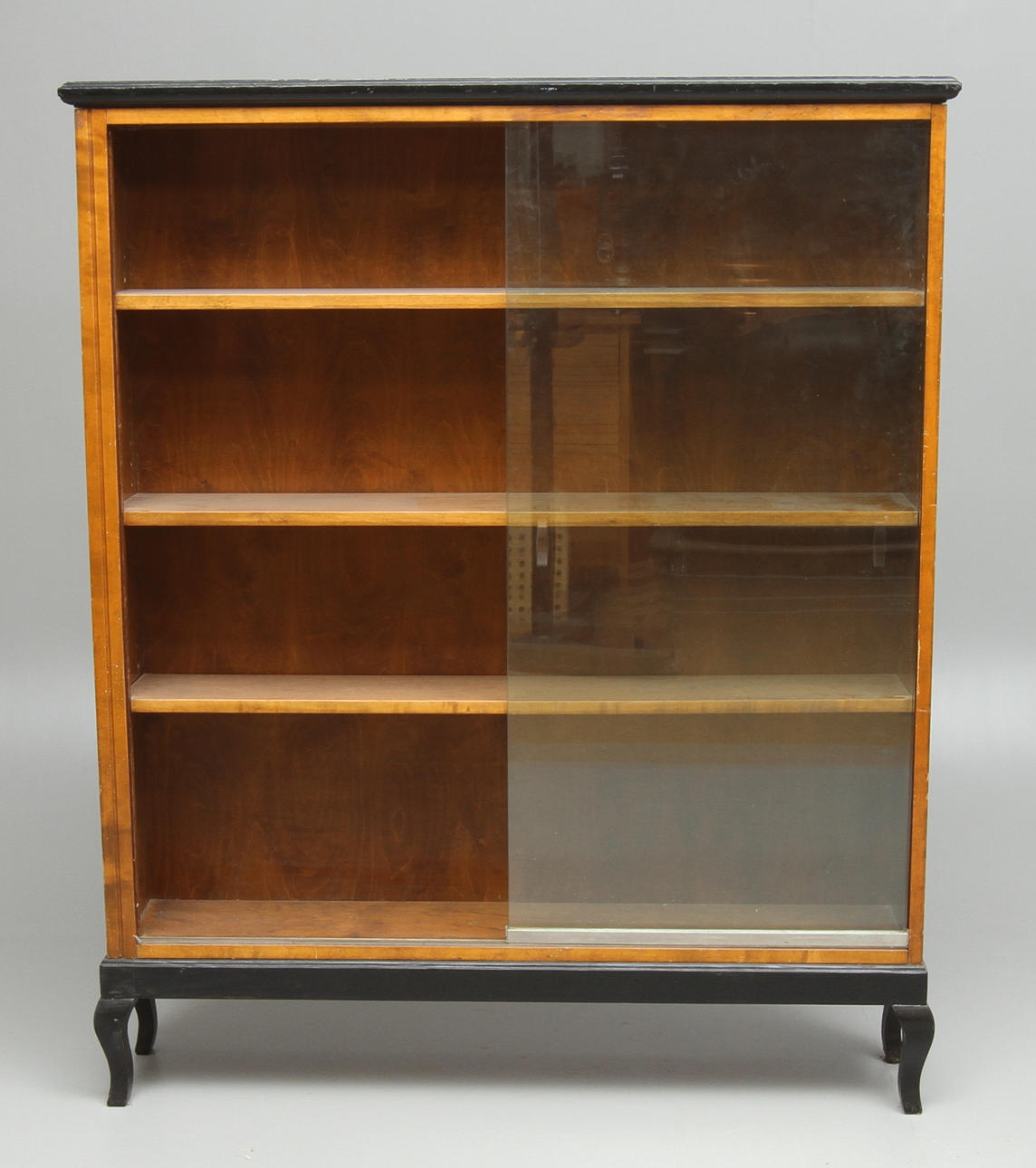 BOKHYLLA, med glasdörrar, 1900-talets första hälft.