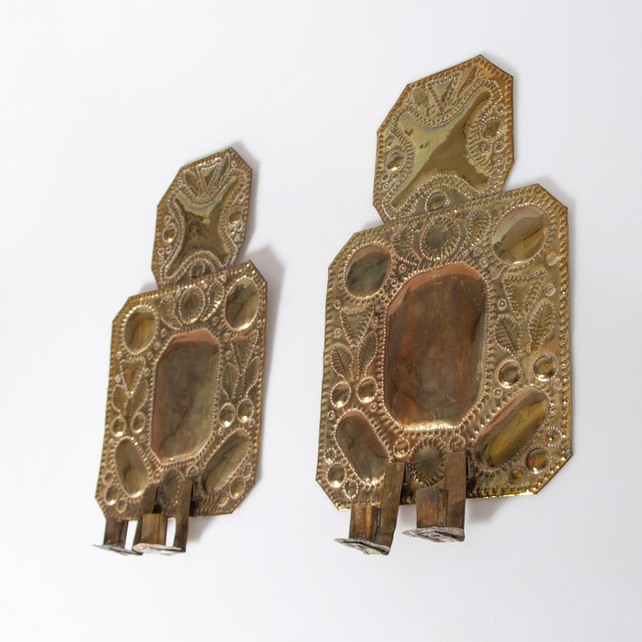 PLACAS DE PARED. Par, latón, estilo barroco.