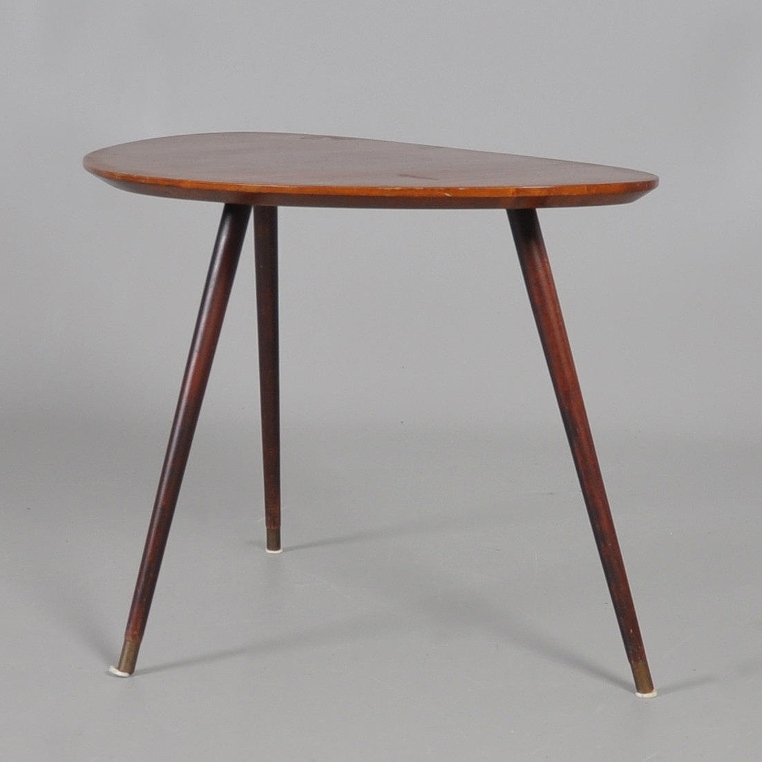 TREBENT NIERENFÖRMIGER TISCH.