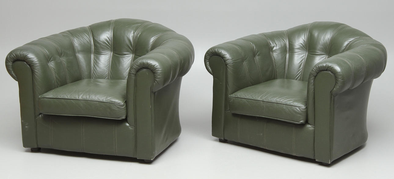 CLUBFÅTÖLJER 1 par, grönt skinn, 1900-tal.