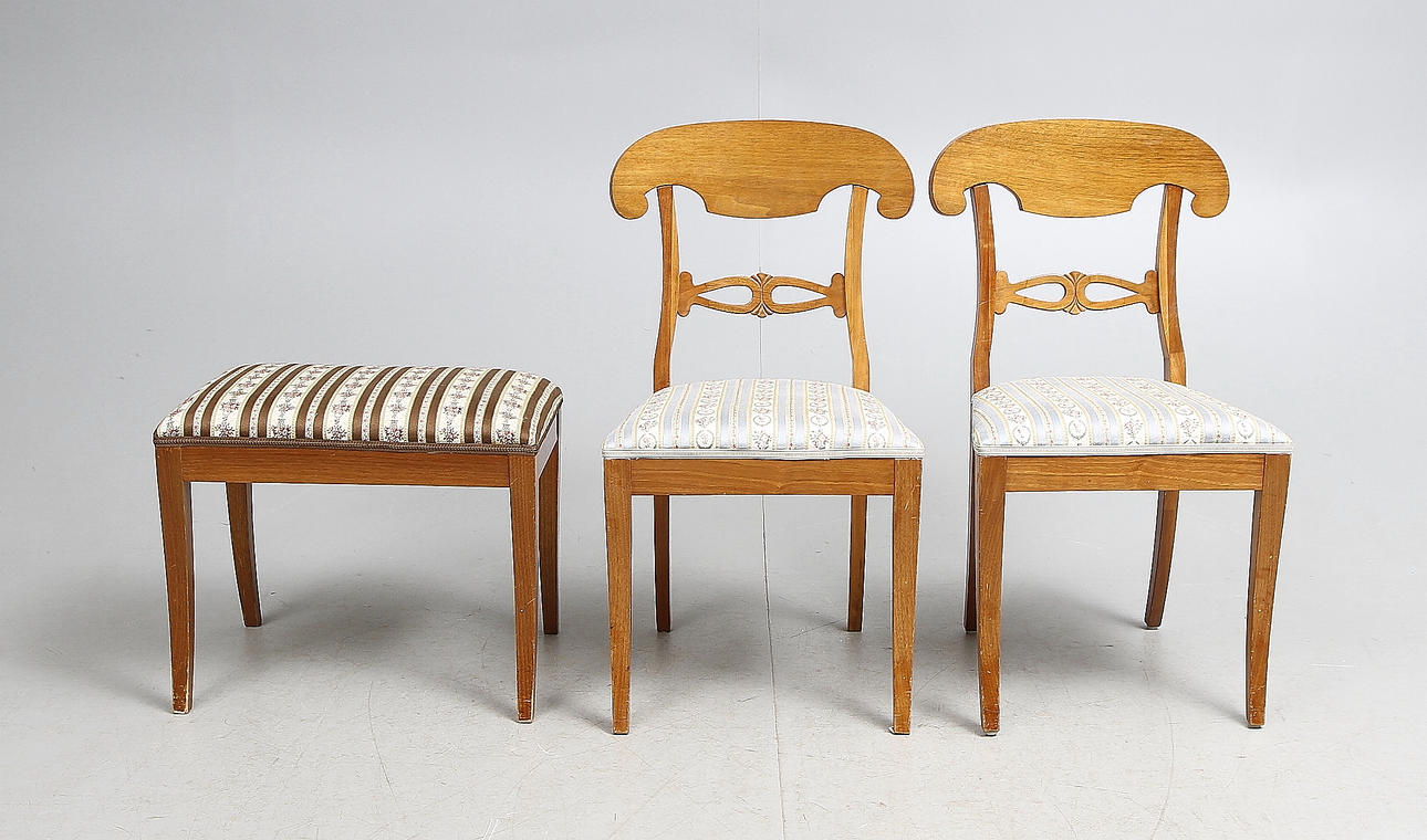 STOLAR, ett par, och taburett Karl Johan-stil.