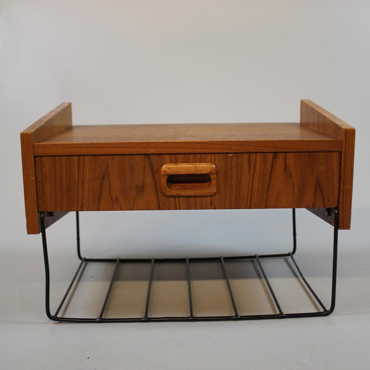 TELEFONREGAL String-Stil Mitte des 20. Jahrhunderts.