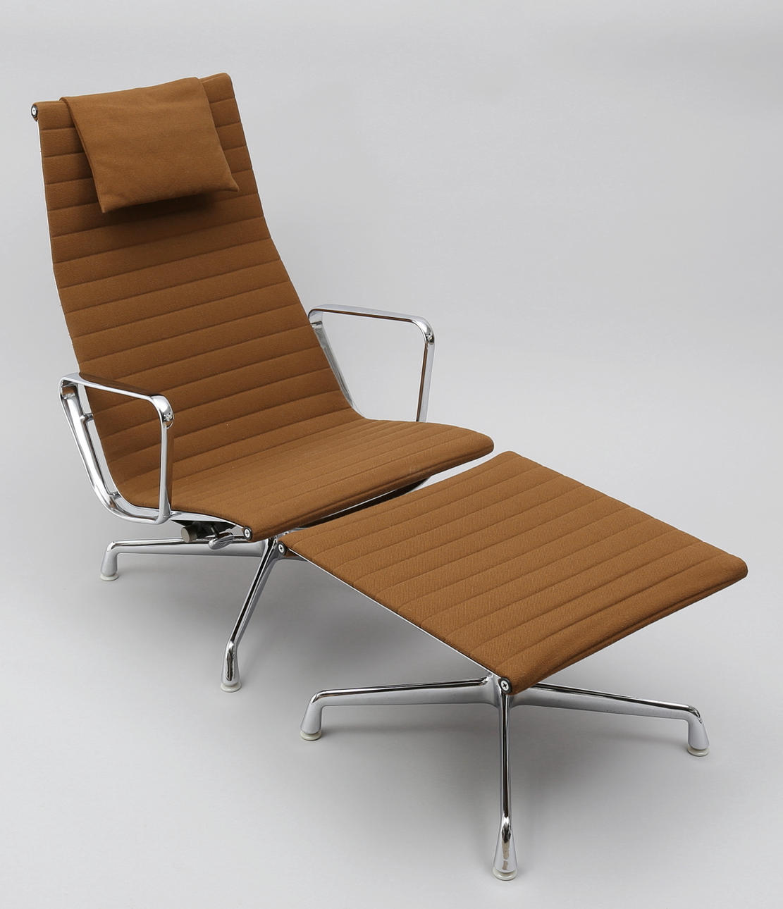 EAMES, CHARLES UND RAY. "EA 124/EA 125". FÅTÖLJ MED PALL.