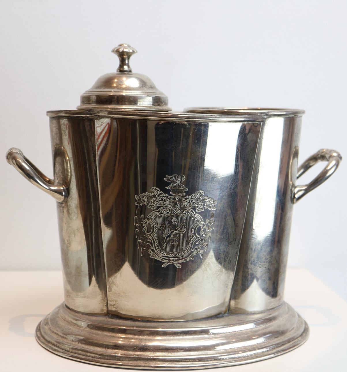 CHAMPAGNE SPAND MED VÅBENSKJELD.