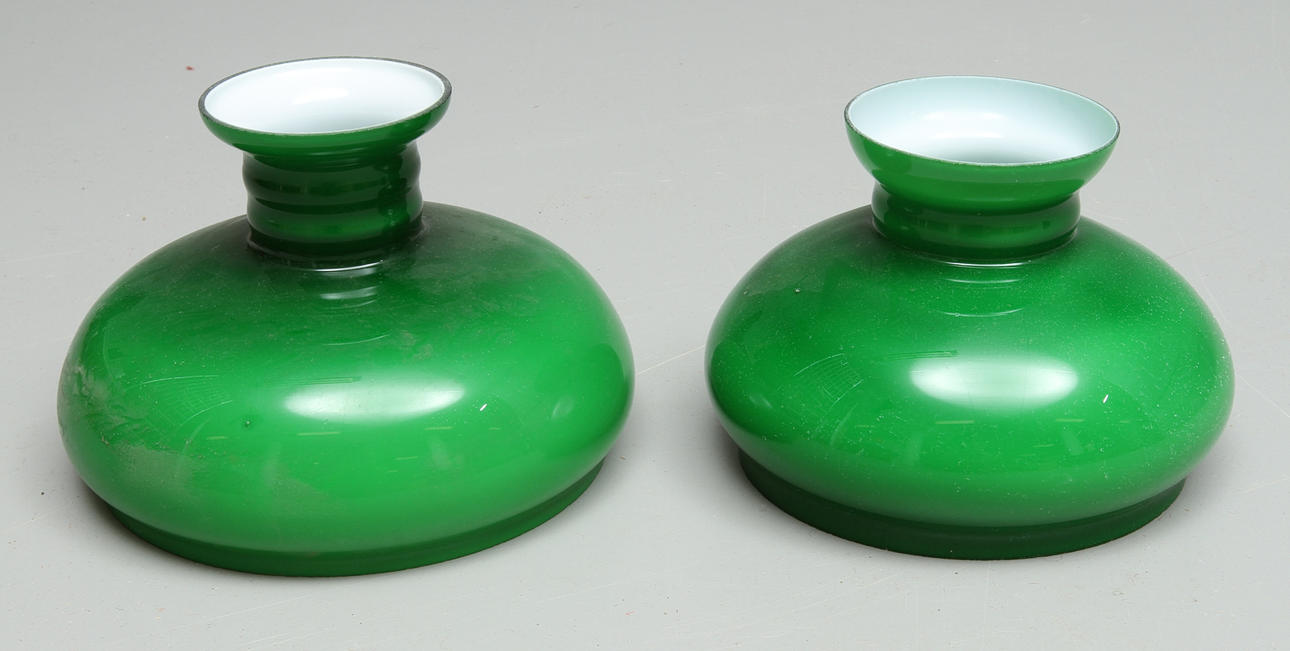 LAMPSKÄRMAR, 8 st för bordsfotogenlampor, 1900-tal.