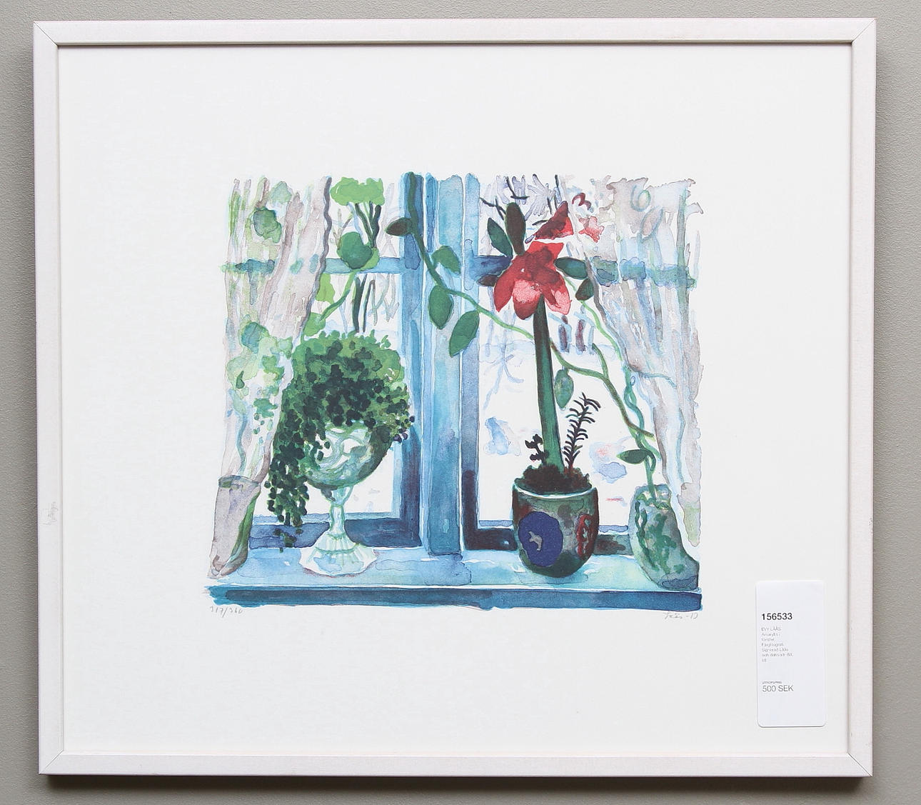 EVY LÅÅS. Amaryllis i fönster. Färglitografi. Signerad Låås och daterad -83.