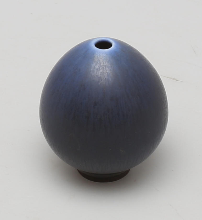 BERNDT FRIBERG. Minivas, stengods, harpälsglasyr, signerad Friberg, studiohanden.