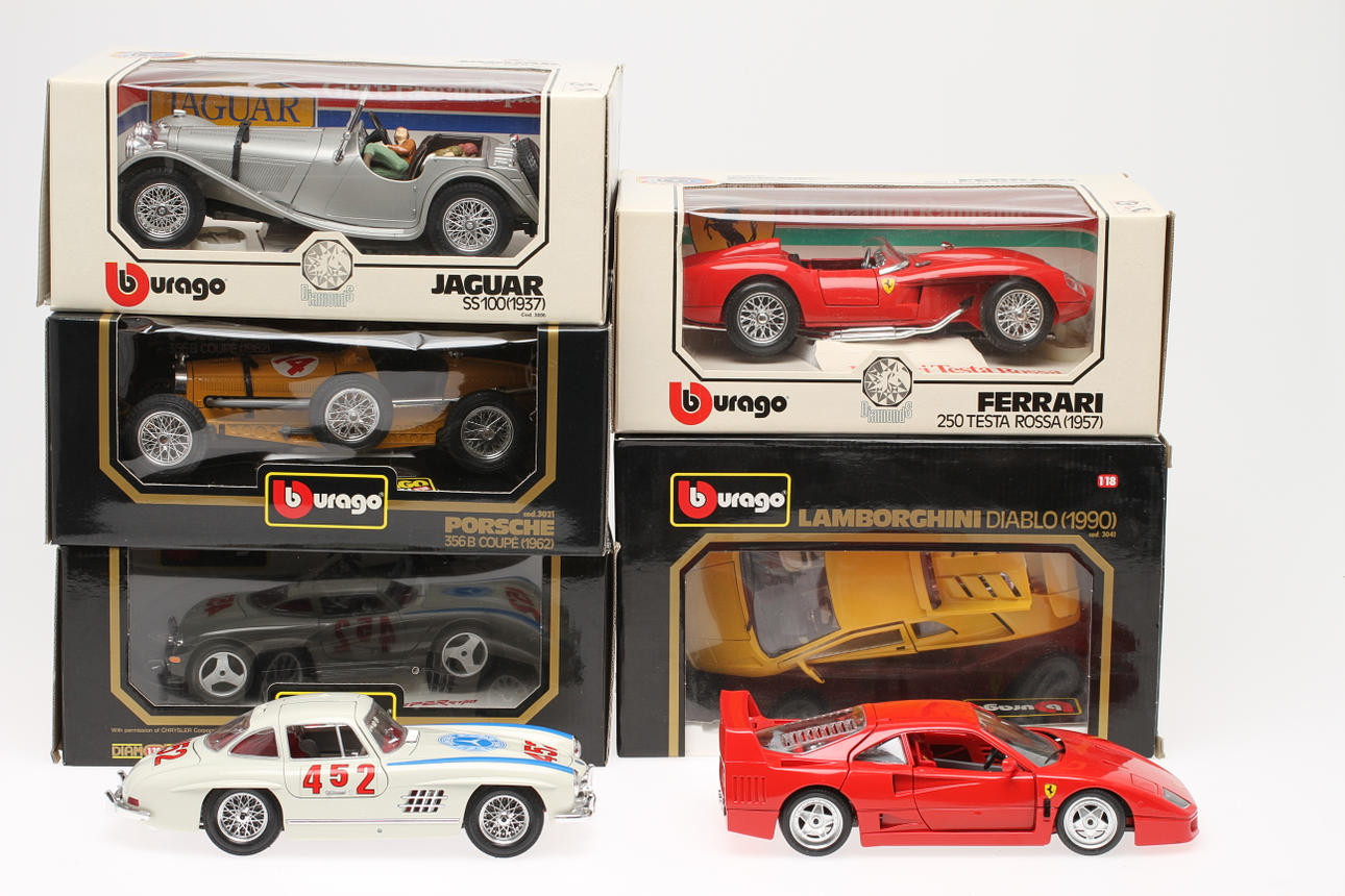 BURAGO BILAR 1:18 7 stycken.