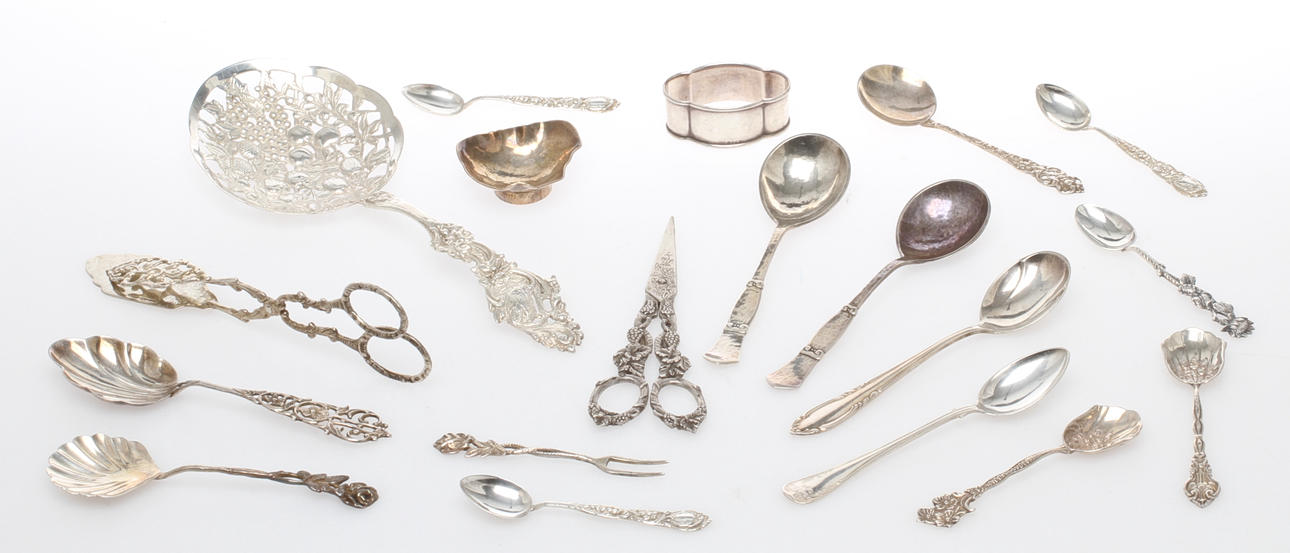 PARTI DIVERSE SILVER, 19 delar, bland annat kaktång, druvsax, serveringsskedar, 1900-tal.