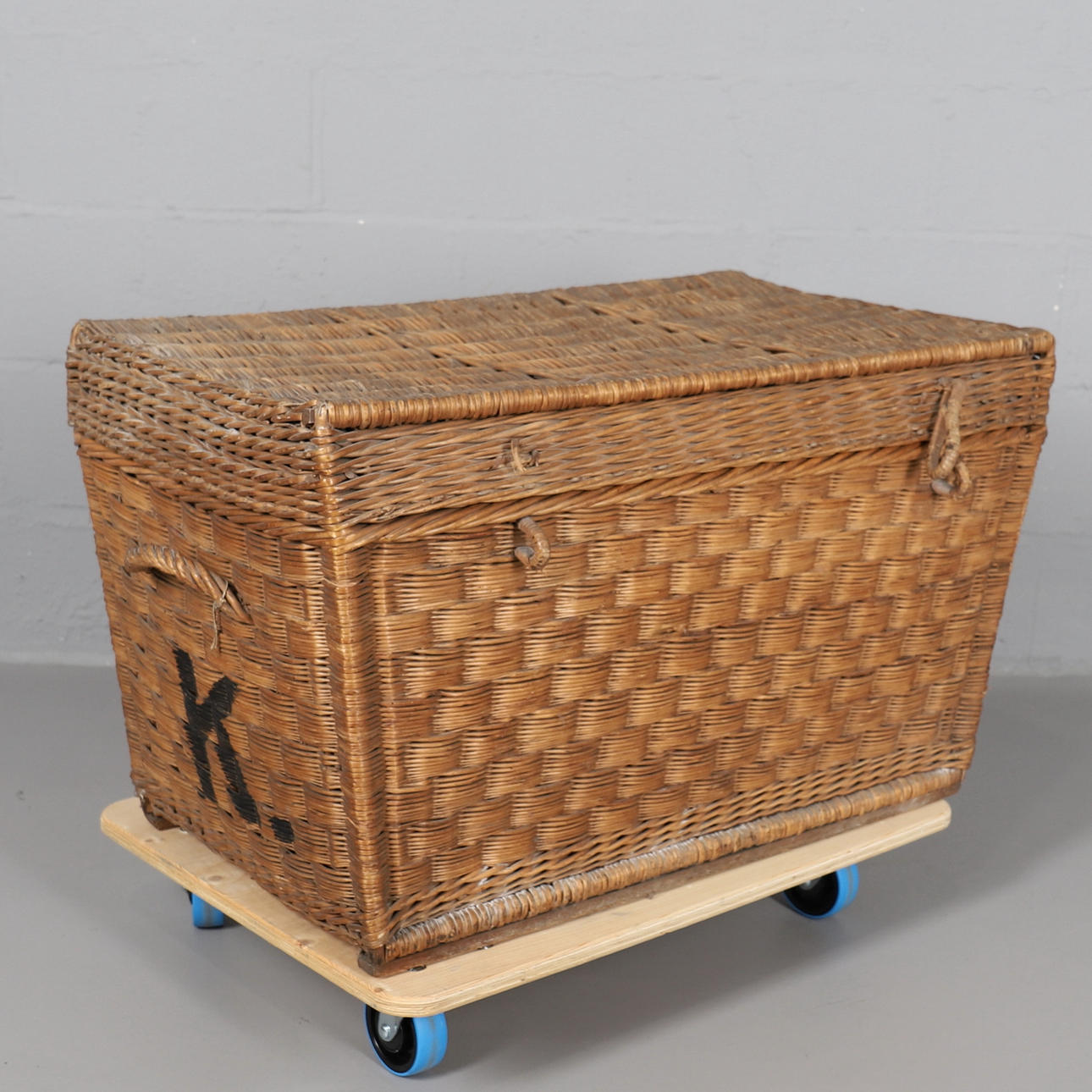 EIN GROSSER WEIDENWÄSCHEKORB.