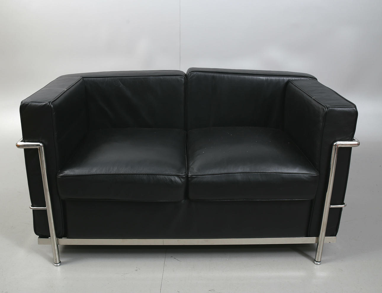 LÉ CORBUSIER. After. Sofa, chrome and black leather, 1900-2000s.