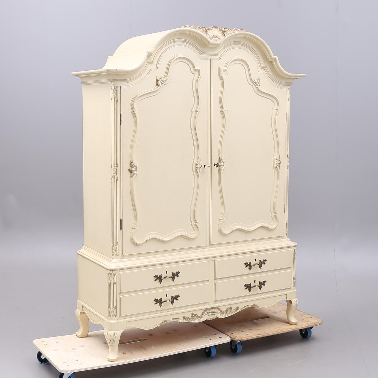 MUEBLE DE COMEDOR, estilo Rococó, siglo XX.